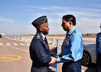 Pakistani Chief Marshall Zaheer Ahmed Babar Sidhu and SAAF Chief, Lieutenant General Wiseman Mbambo.