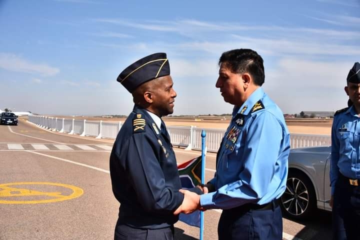 Pakistani Chief Marshall Zaheer Ahmed Babar Sidhu and SAAF Chief, Lieutenant General Wiseman Mbambo.