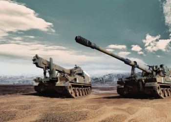 Hanwha Aerospace’s K9 self-propelled howitzer (right) and K10 ammunition resupply vehicle (left)